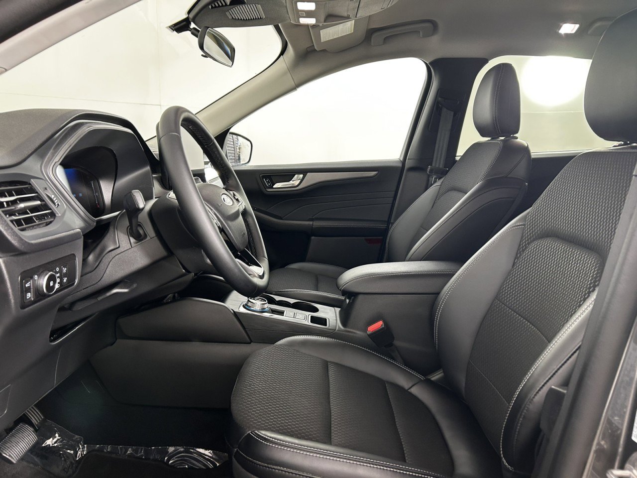Certified 2025 Ford Escape SE FWD image 14