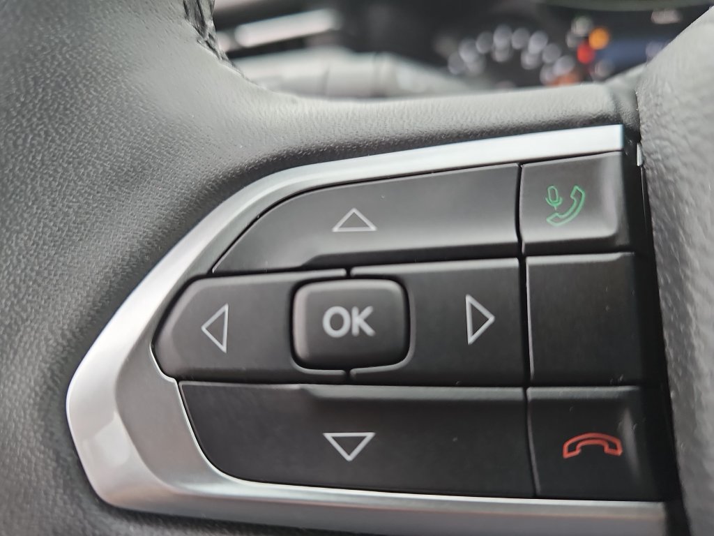 Used 2025 Jeep Compass Latitude AWD/4WD image 17