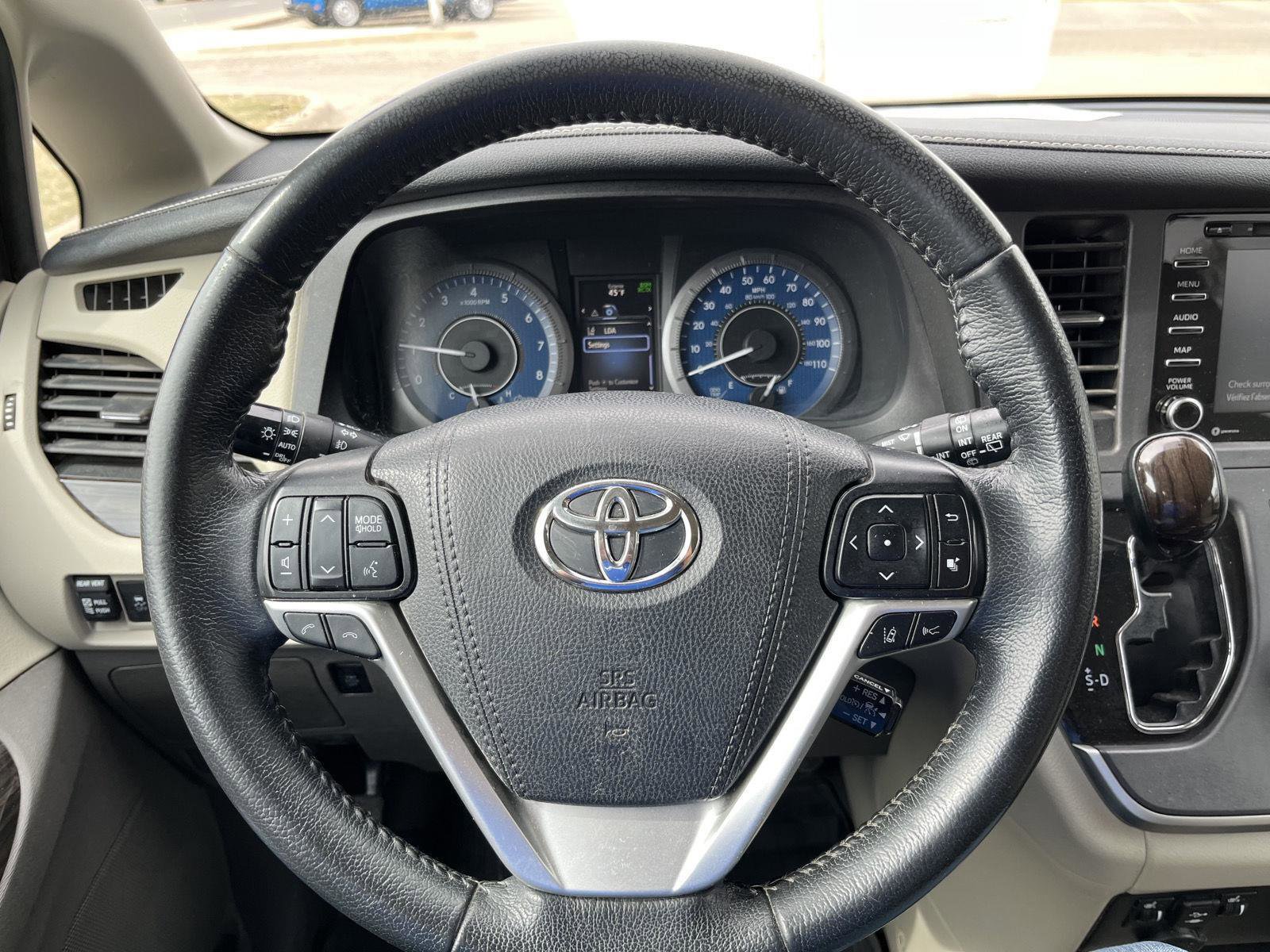 Used 2020 Toyota Sienna XLE w/ XLE Navigation Package image 15