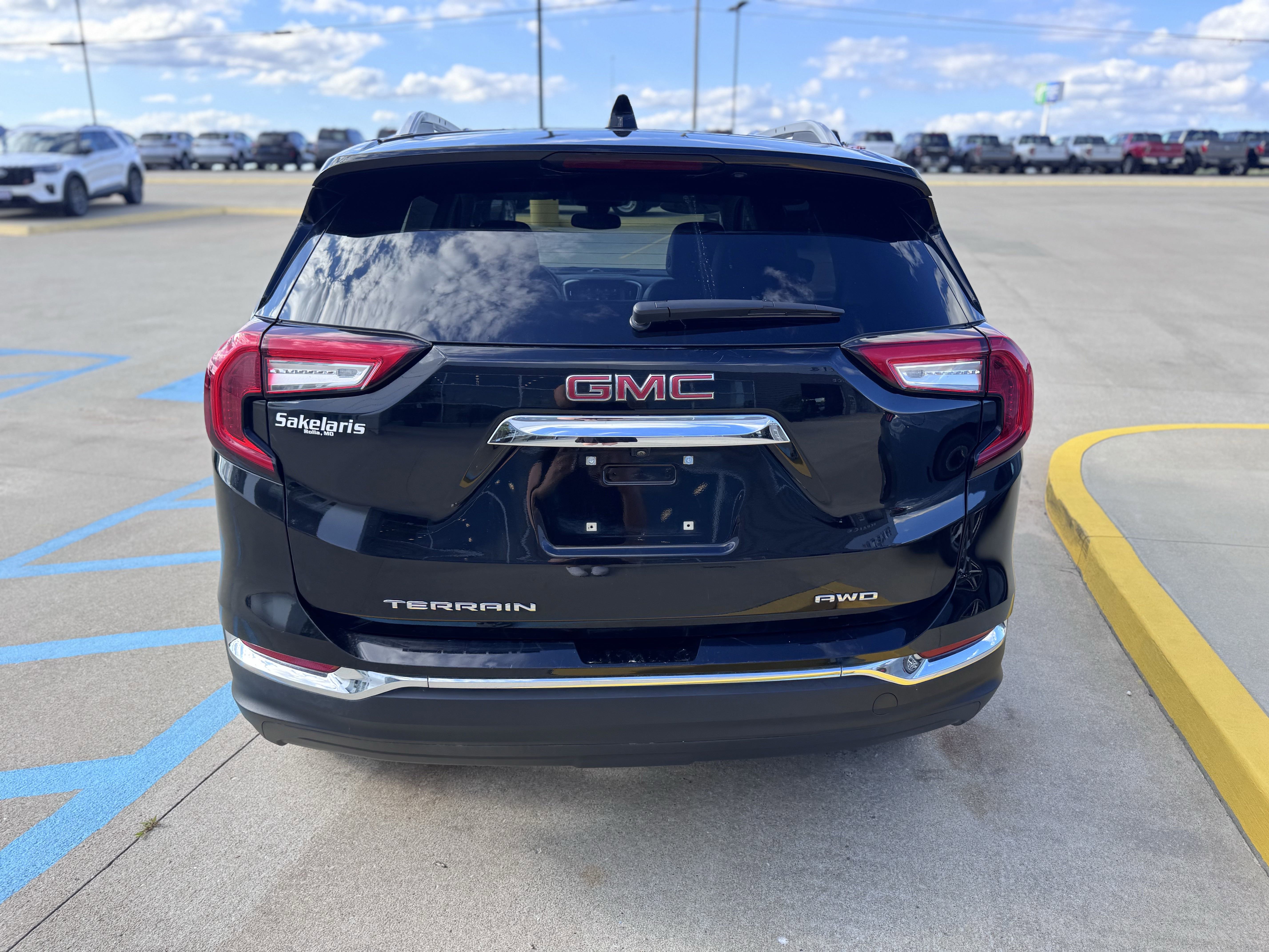 Used 2023 GMC Terrain SLT image 4