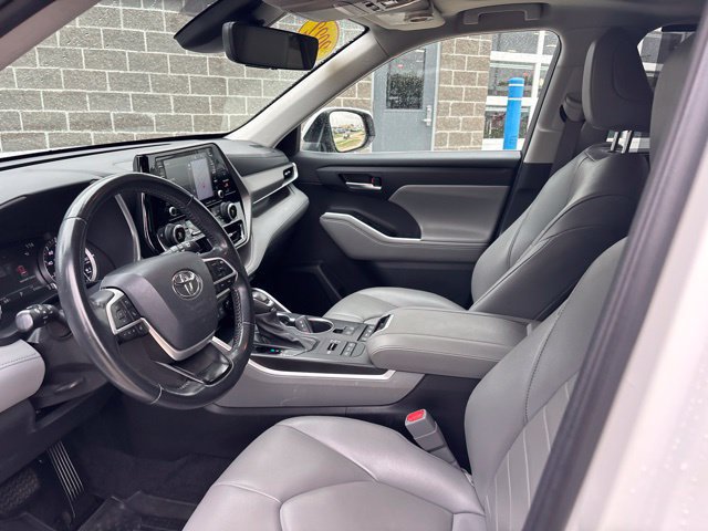 Used 2022 Toyota Highlander XLE AWD/4WD image 18