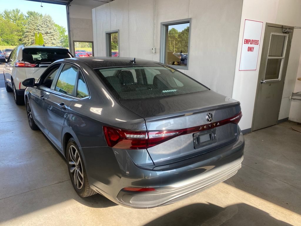 Used 2025 Volkswagen Jetta SE FWD image 3