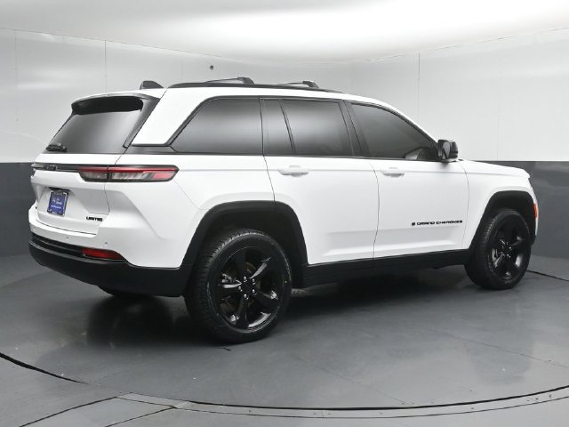 Used 2023 Jeep Grand Cherokee Limited w/ Black Appearance Package AWD/4WD image 7