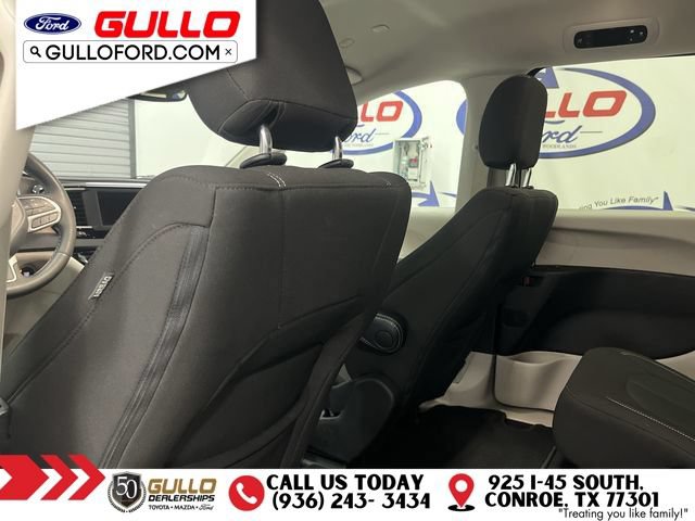 Used 2023 Chrysler Voyager LX FWD image 17