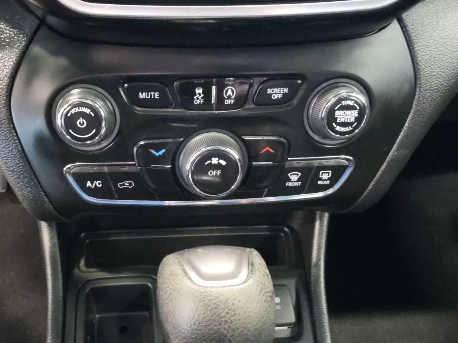 Used 2021 Jeep Cherokee Latitude FWD image 21