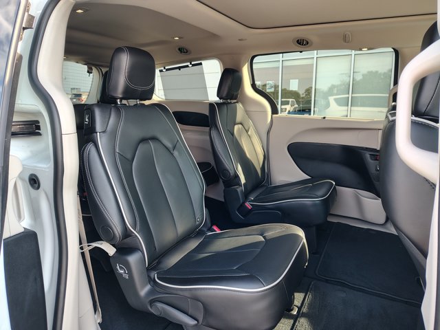 Used 2024 Chrysler Pacifica Limited AWD/4WD image 15