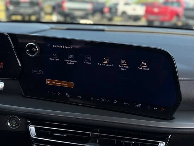 Used 2025 Chevrolet Traverse LT AWD/4WD image 25