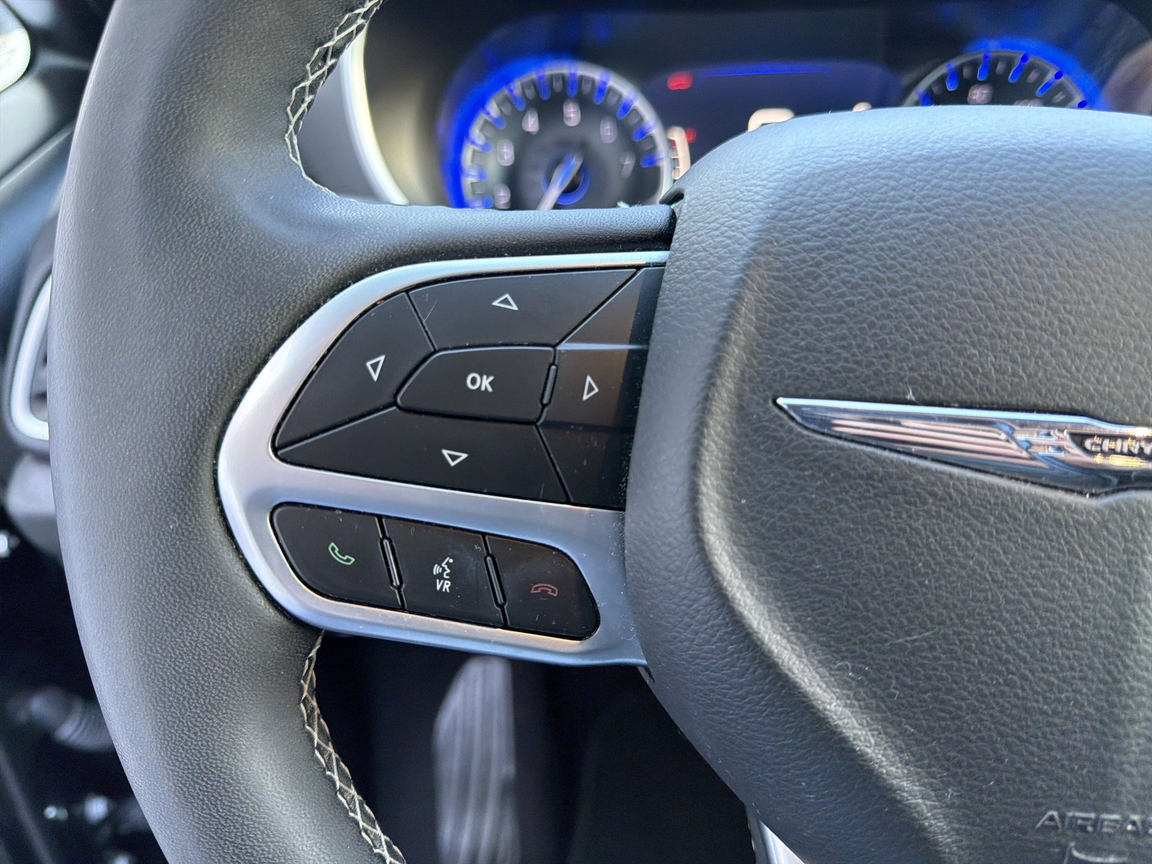 Used 2025 Chrysler Pacifica Select image 38