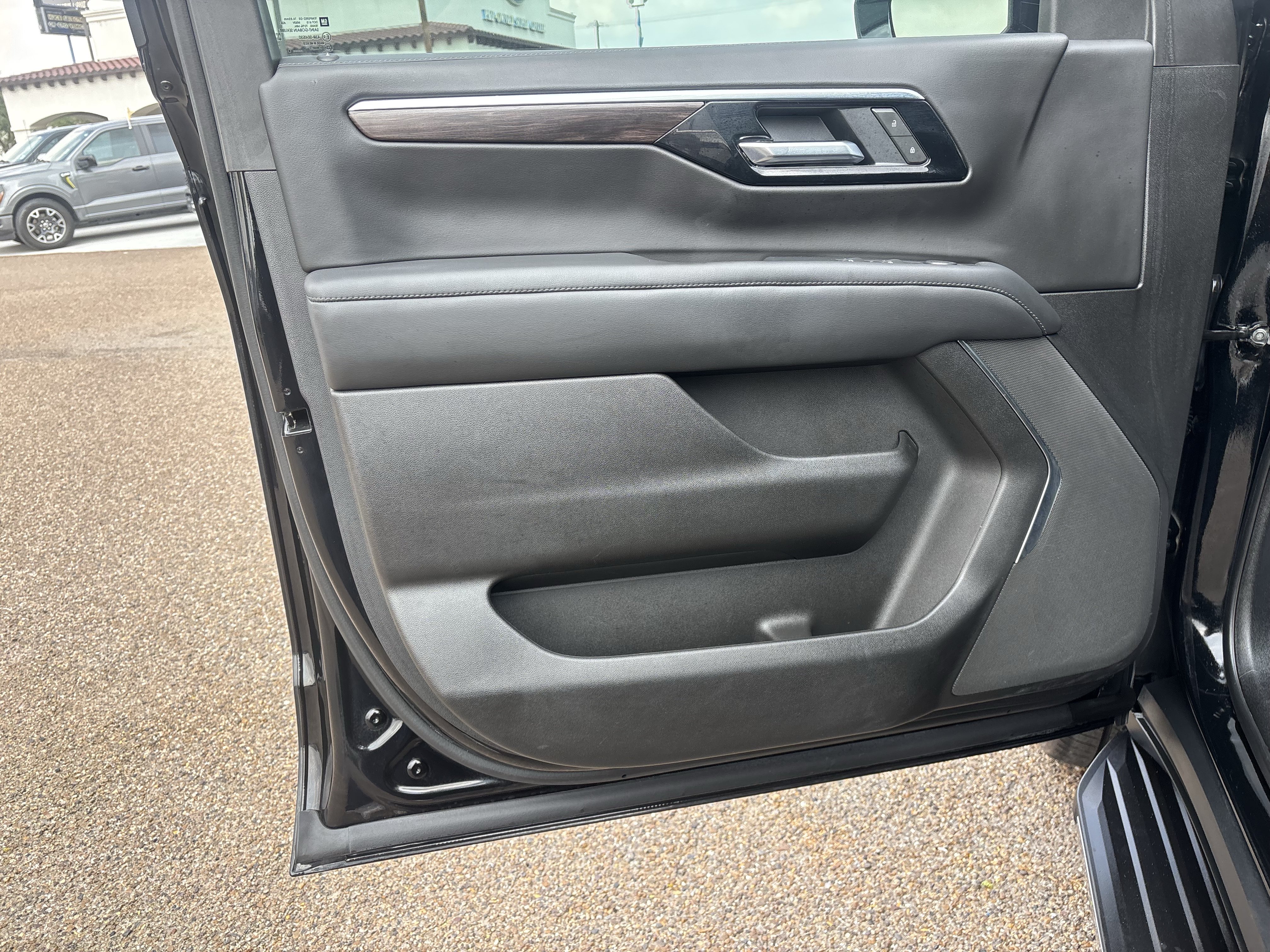 Used 2025 Chevrolet Tahoe LS RWD image 9