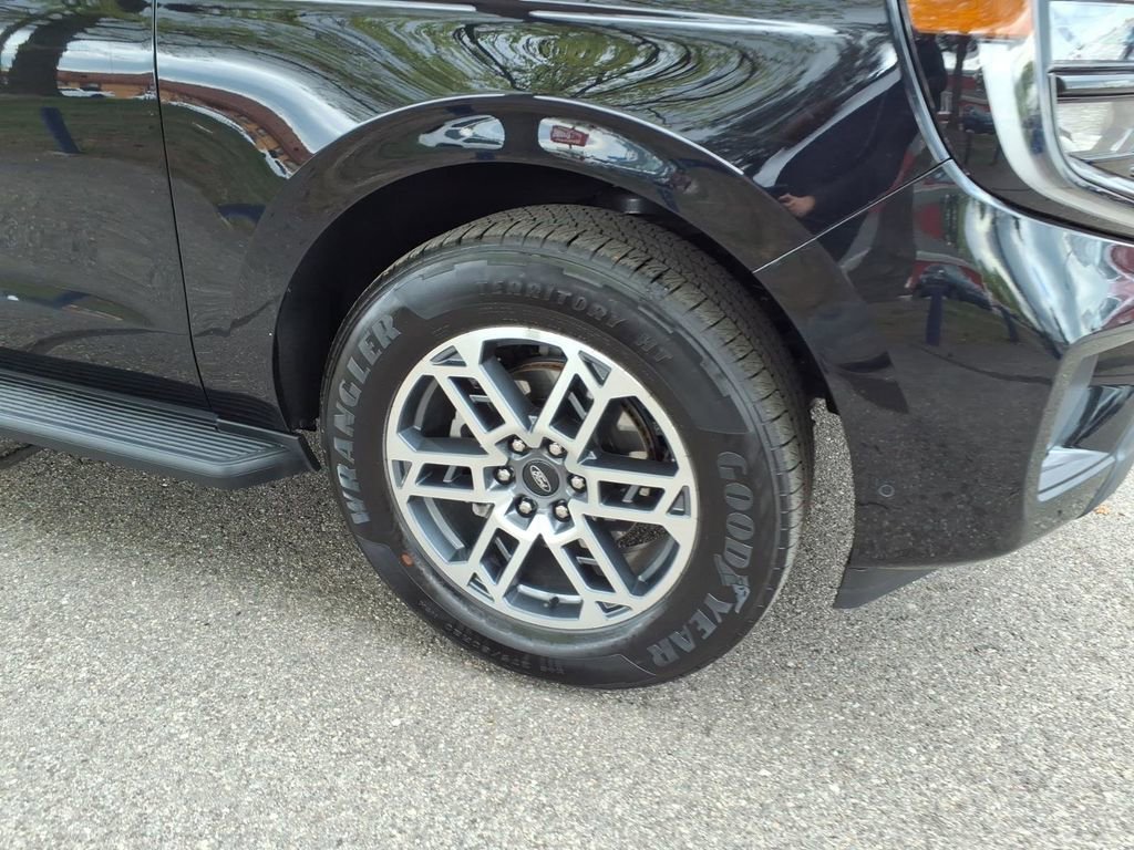 Certified 2025 Ford Expedition Active RWD image 5