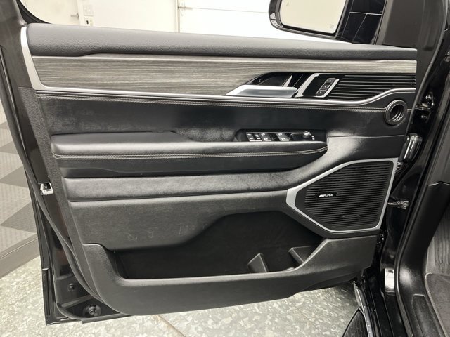 Used 2024 Jeep Wagoneer L Series II AWD/4WD image 8
