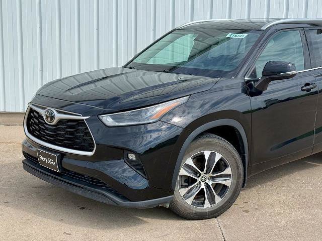 Used 2021 Toyota Highlander XLE AWD/4WD image 2