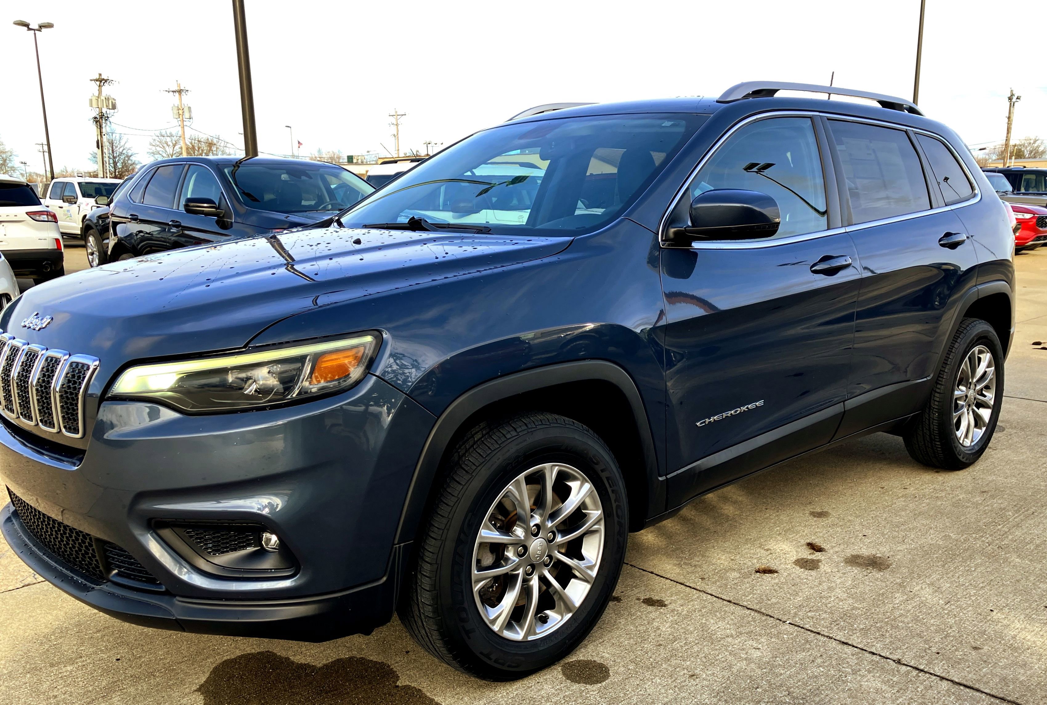 Used 2020 Jeep Cherokee Latitude Plus image 2