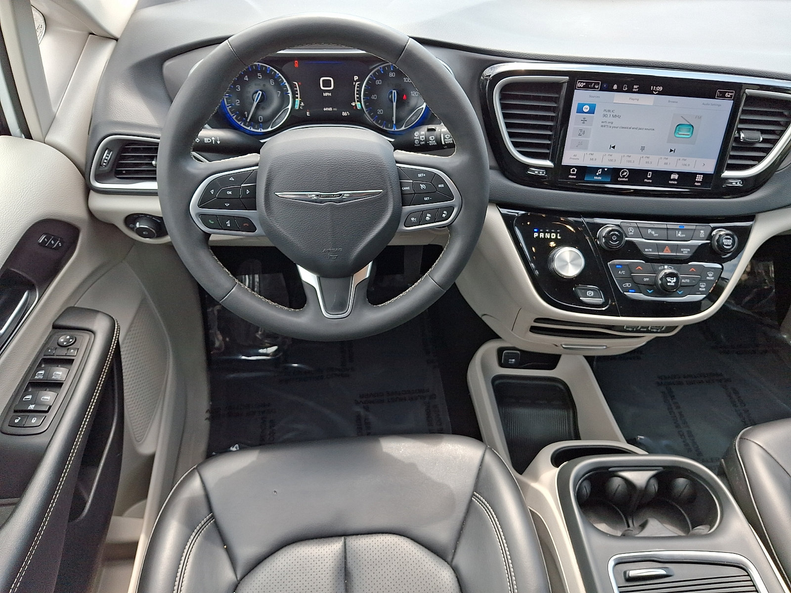 Used 2023 Chrysler Pacifica Touring-L FWD image 12