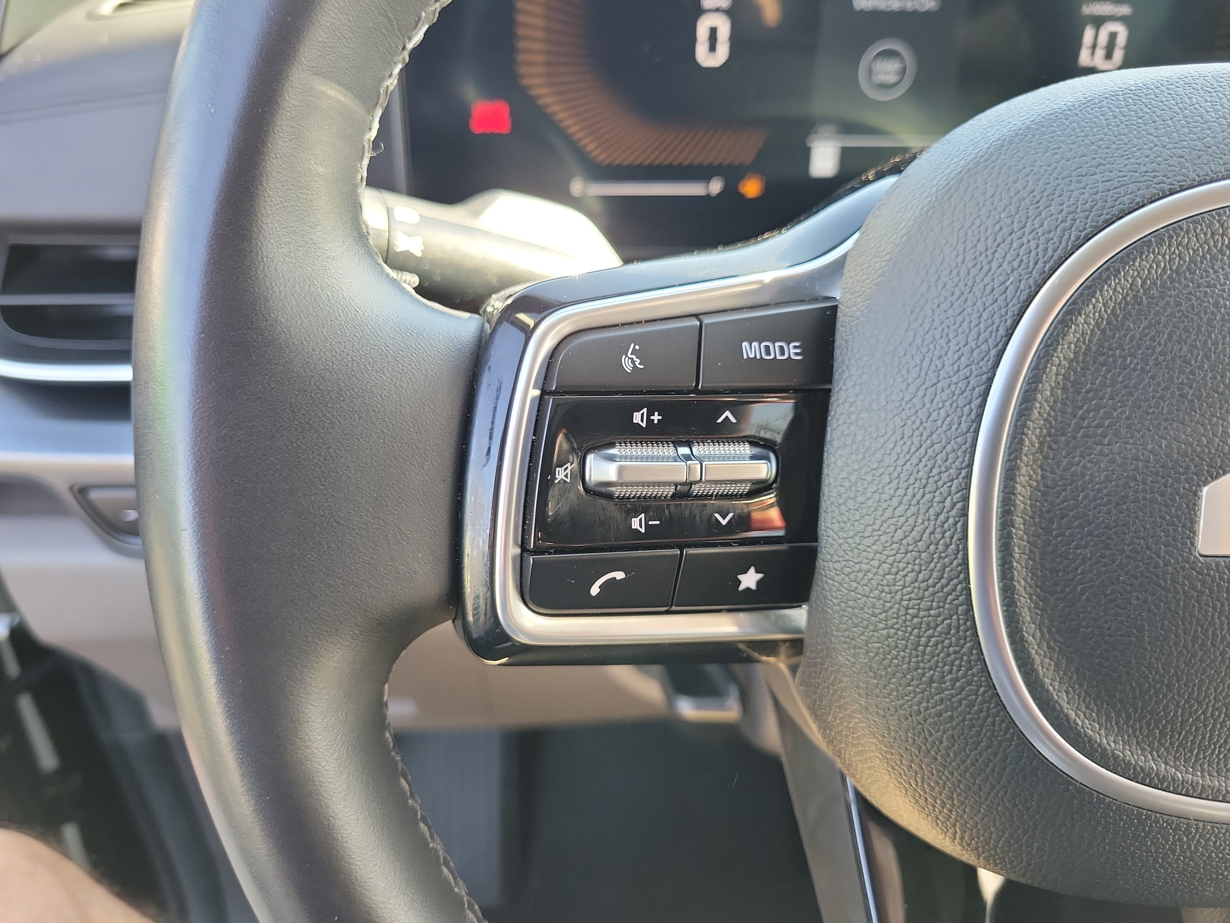 Used 2026 Kia Carnival FWD image 5