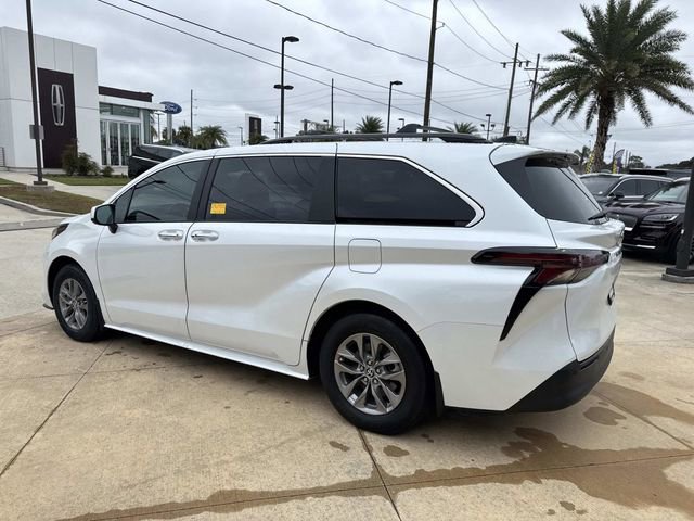 Used 2024 Toyota Sienna XLE image 6