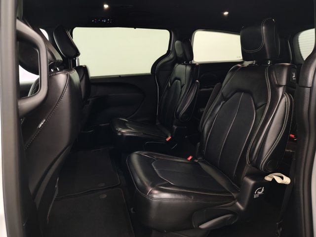 Used 2025 Chrysler Pacifica Select FWD image 23