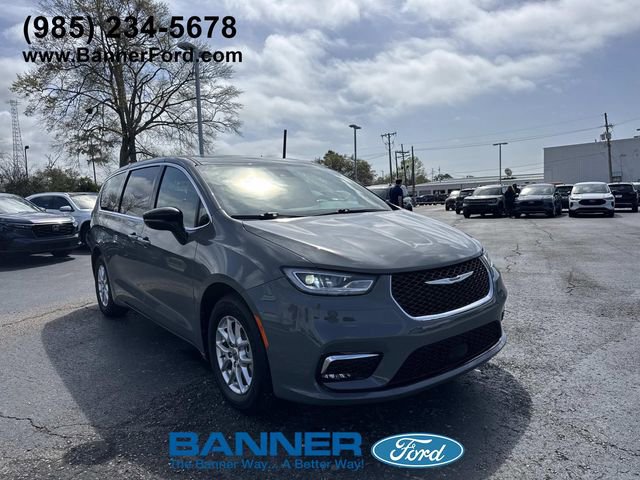 Used 2025 Chrysler Pacifica Select