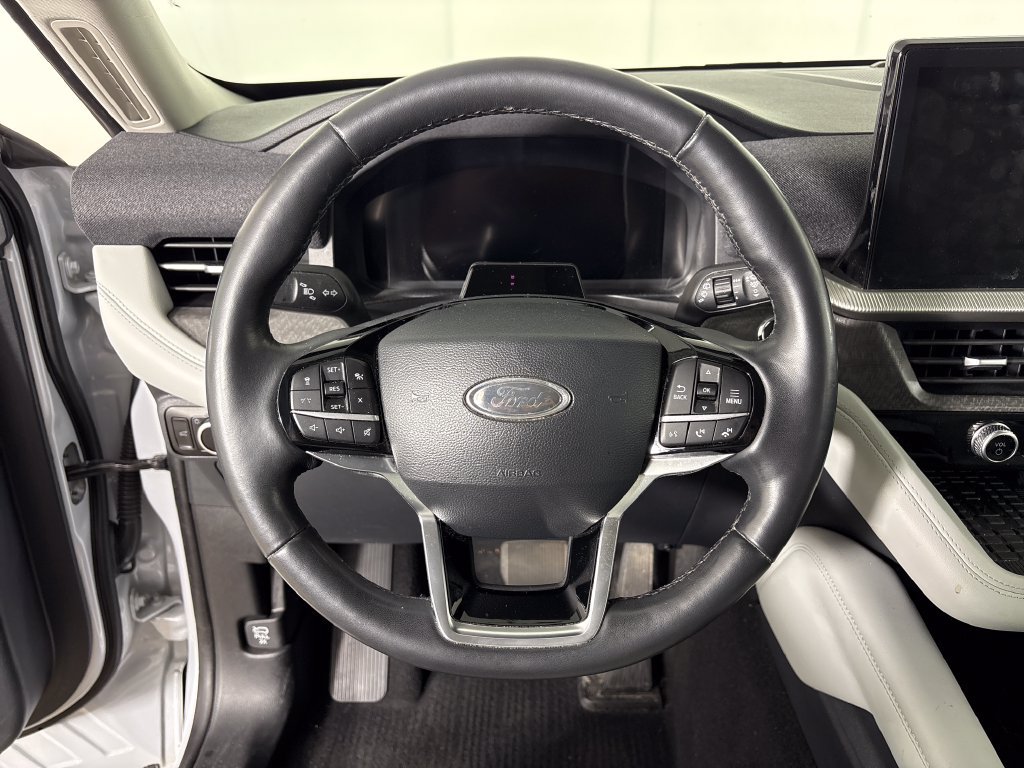 Certified 2025 Ford Explorer Platinum w/ Ultimate Package AWD/4WD image 18