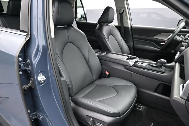 Used 2025 Toyota Grand Highlander AWD image 32