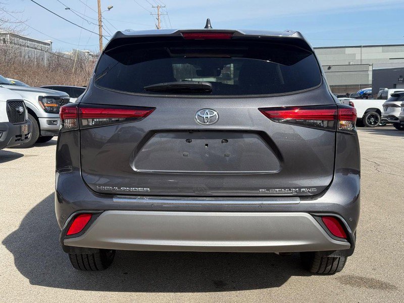 Used 2022 Toyota Highlander Platinum image 3