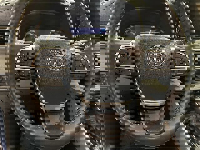 Used 2024 Toyota Highlander XLE image 10