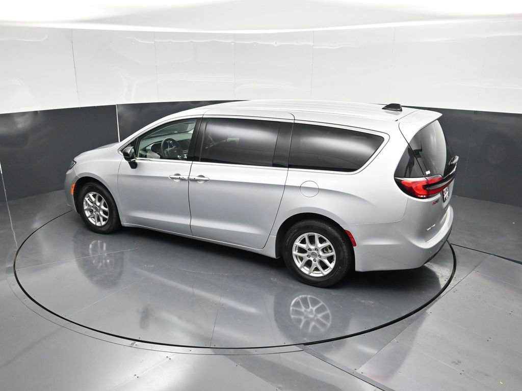 Used 2024 Chrysler Pacifica Touring-L image 43