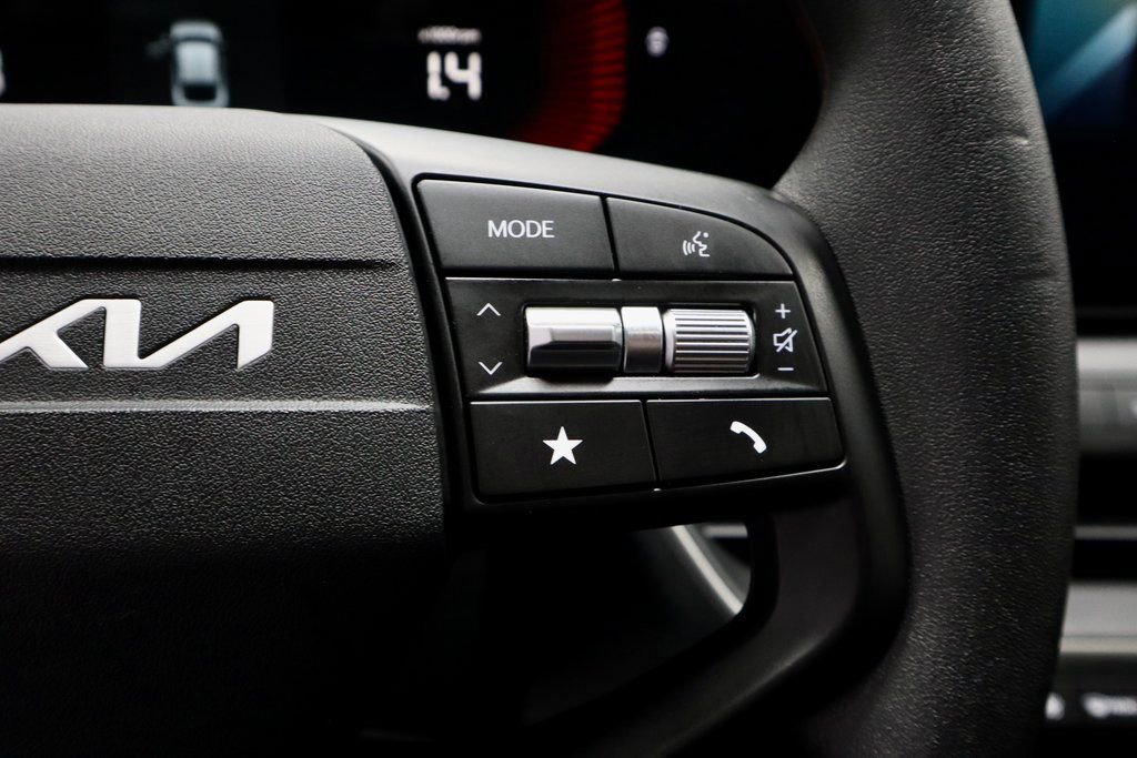 Used 2025 Kia K4 LXS image 29