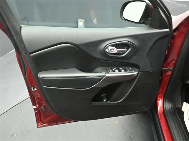 Used 2019 Jeep Cherokee Latitude w/ Cold Weather Group image 35