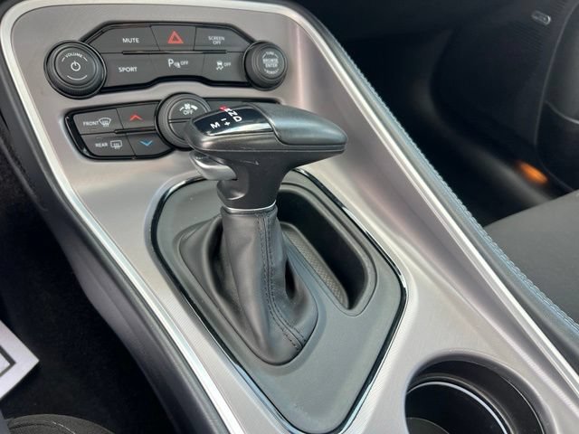Used 2022 Dodge Challenger SXT w/ Driver Convenience Group RWD image 17