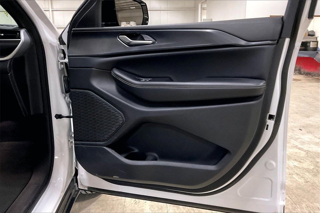 Used 2023 Jeep Grand Cherokee Altitude image 22