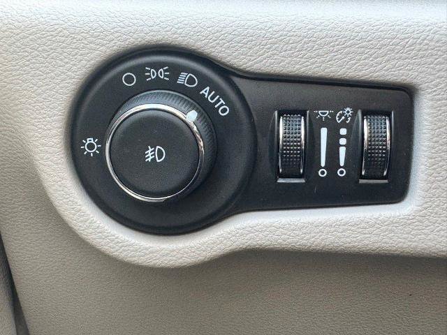 Used 2024 Chrysler Pacifica Touring-L FWD image 29