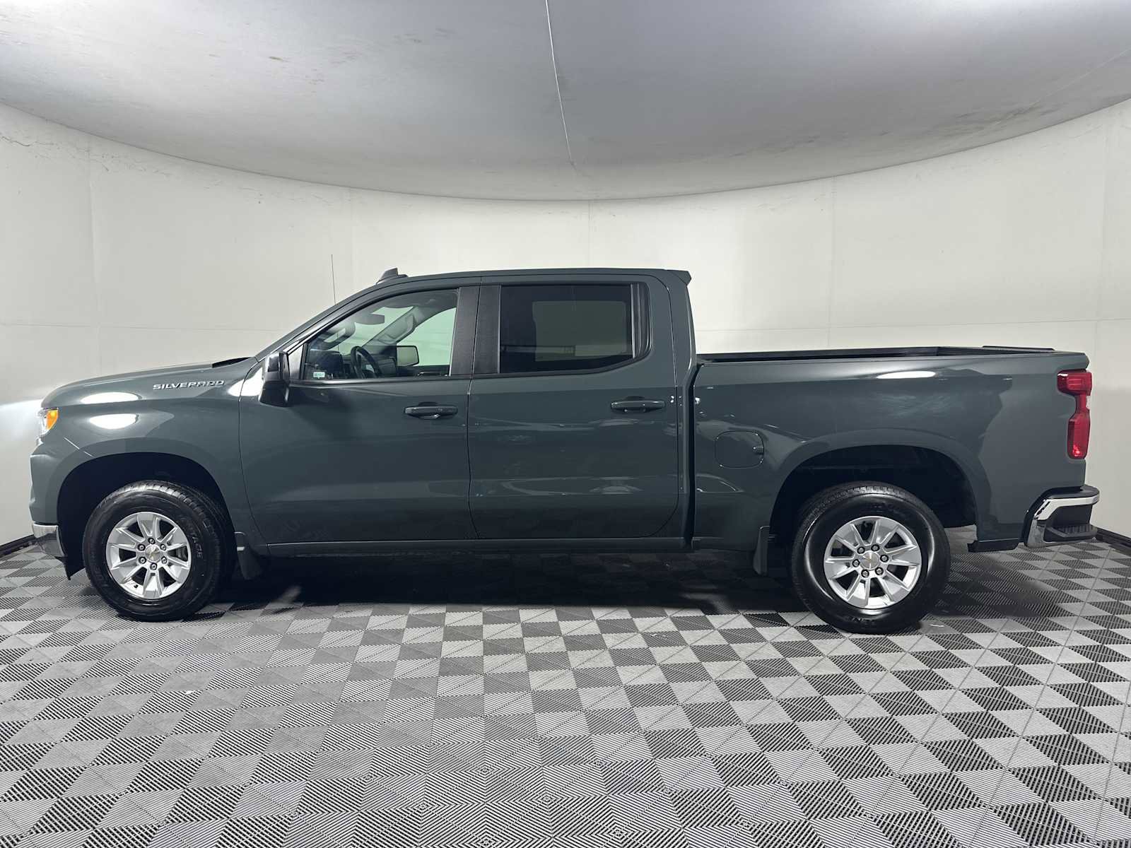 Used 2025 Chevrolet Silverado 1500 LT image 2