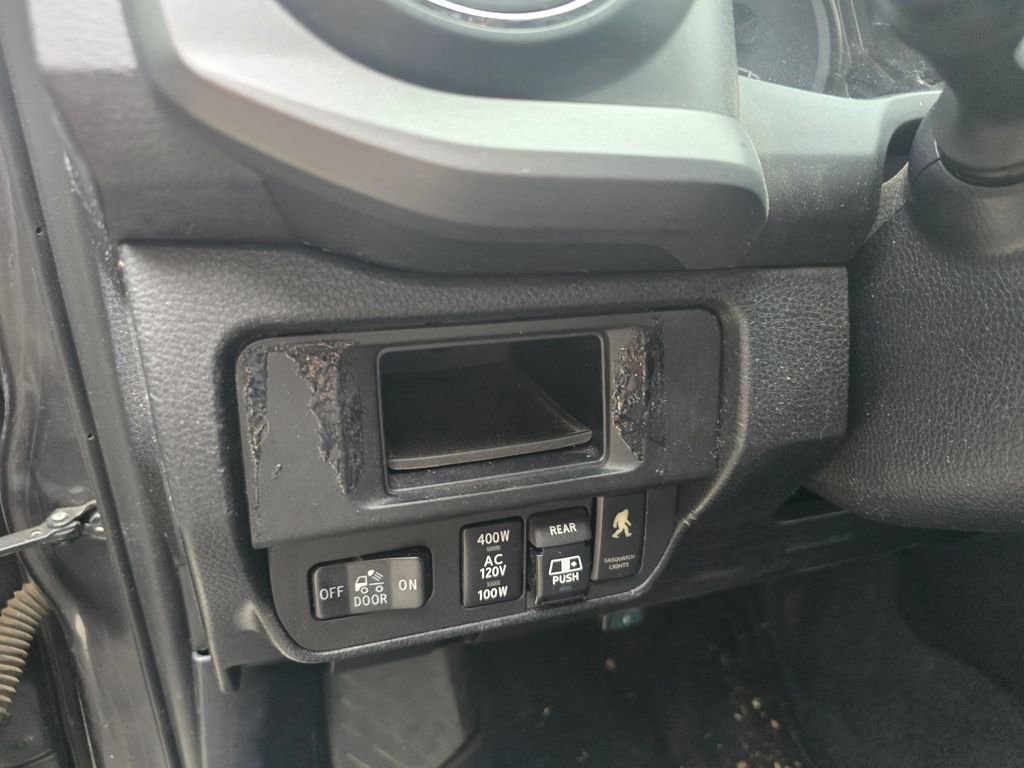 Used 2017 Toyota Tacoma TRD Off-Road image 10