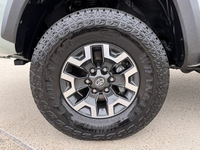 Used 2022 Toyota Tacoma TRD Off-Road w/ Technology Package AWD/4WD image 15