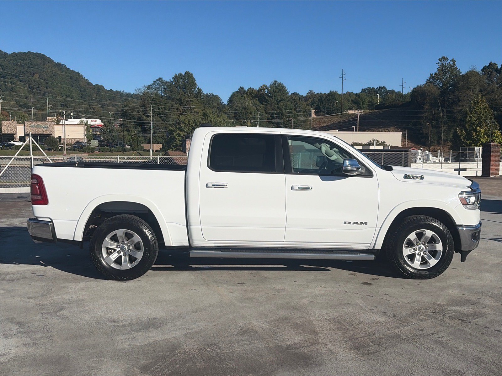 Used 2022 RAM 1500 Laramie AWD/4WD image 2