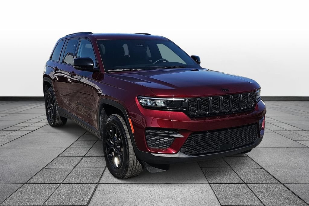 Used 2025 Jeep Grand Cherokee Altitude AWD/4WD image 3