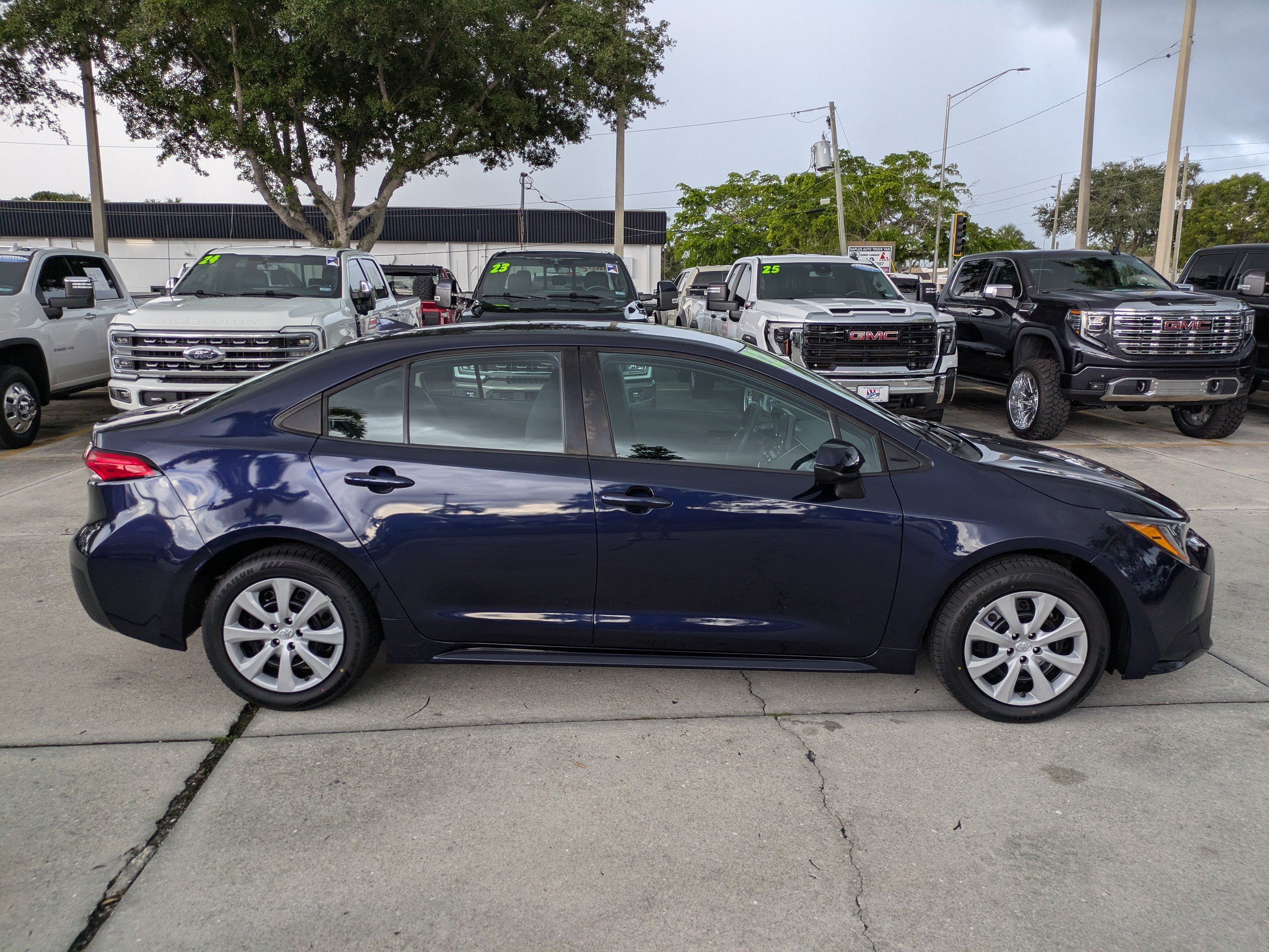 Used 2022 Toyota Corolla LE FWD image 3