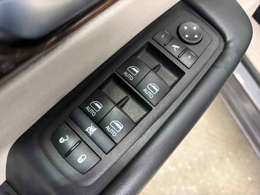 Used 2023 Chrysler Pacifica Limited FWD image 18