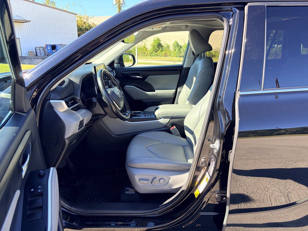 Used 2020 Toyota Highlander XLE AWD/4WD image 22