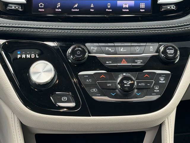 Used 2023 Chrysler Pacifica Limited AWD/4WD image 26