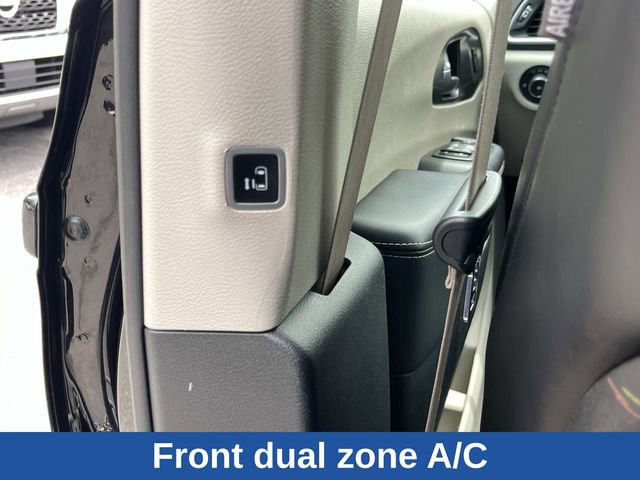 Used 2023 Chrysler Pacifica Touring-L FWD image 22