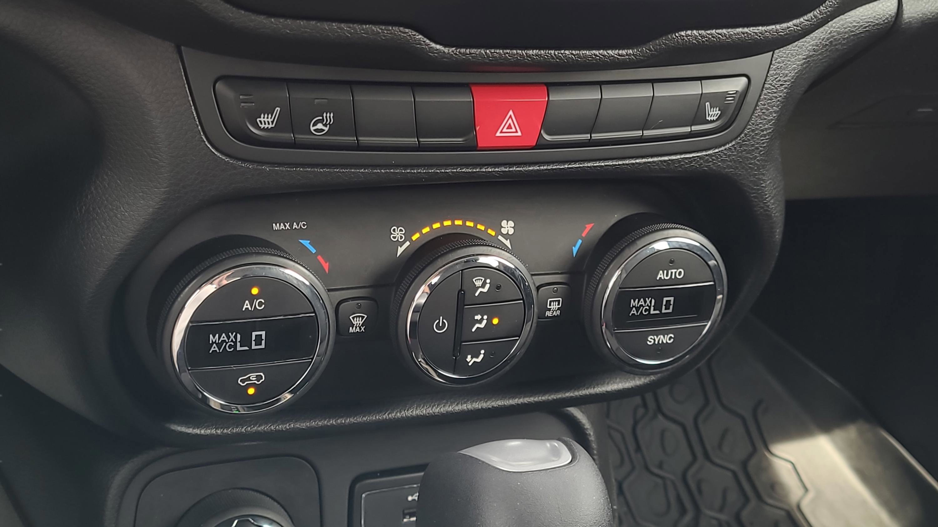 Used 2017 Jeep Renegade Latitude w/ Safety & Security Group image 23