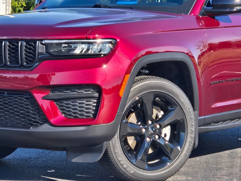 Used 2025 Jeep Grand Cherokee Altitude w/ Trailer Tow Package AWD/4WD image 2