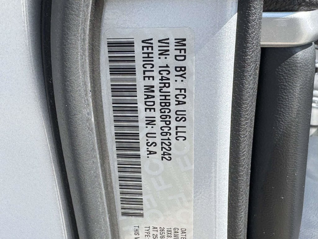 Used 2023 Jeep Grand Cherokee Limited AWD/4WD image 29