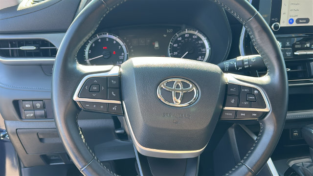 Used 2024 Toyota Highlander LE AWD/4WD image 21