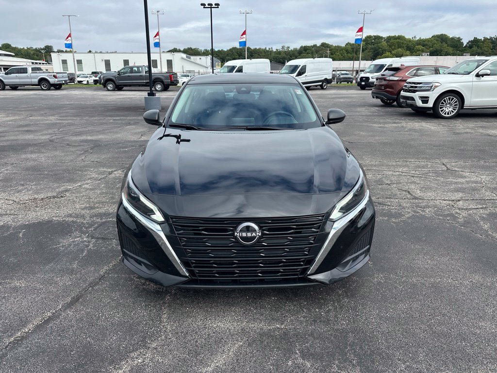 Used 2024 Nissan Altima 2.5 SV FWD image 2
