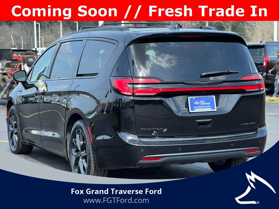 Used 2025 Chrysler Pacifica Limited FWD image 4
