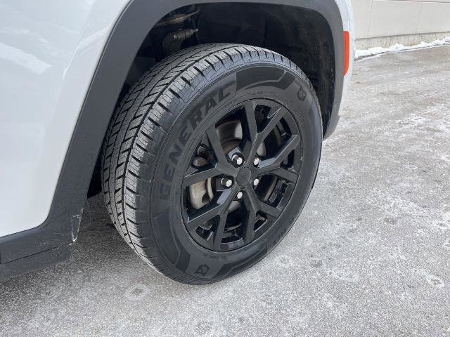 Used 2024 Jeep Grand Cherokee Altitude image 10