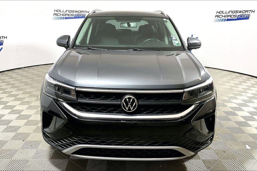 Used 2022 Volkswagen Taos SE FWD image 2